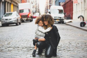 mamá y niña con rizos