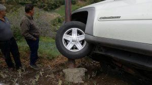 Pilar que evitó que la camioneta rodara cuesta abajo.