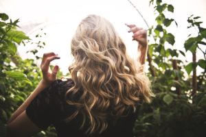 por que sale orzuela en el cabello
