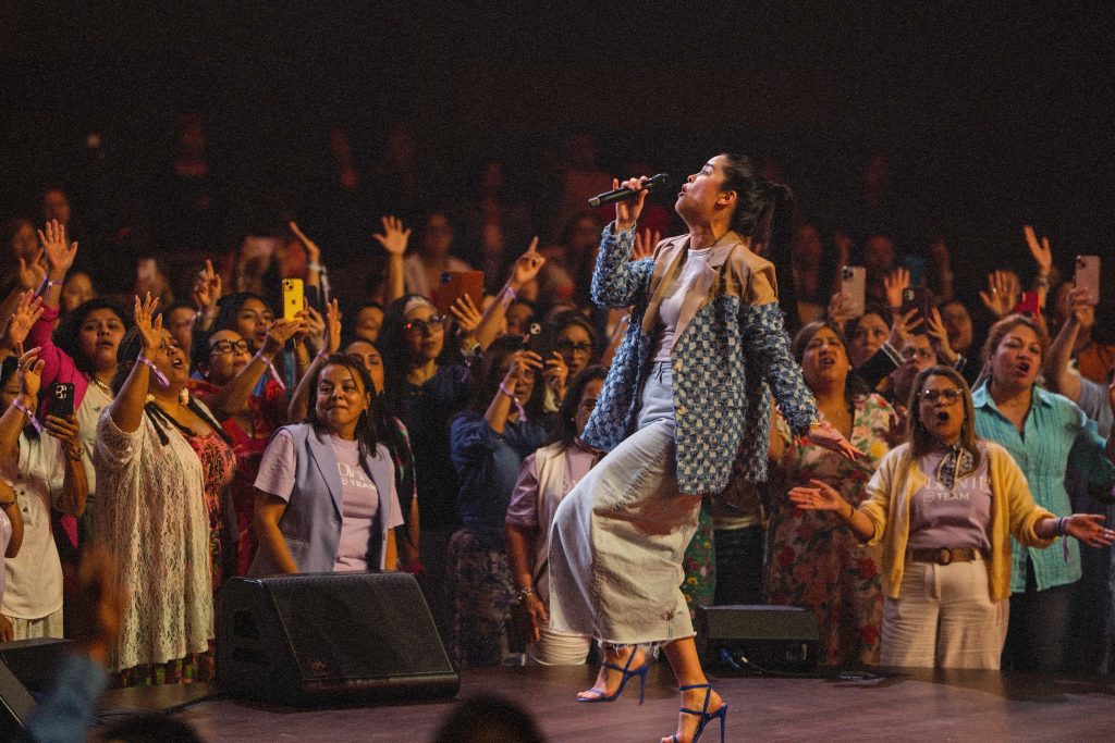 ¿Quién es Saraí Rivera? Una voz de adoración que florece en la música cristiana contemporánea 3 Entaconadas