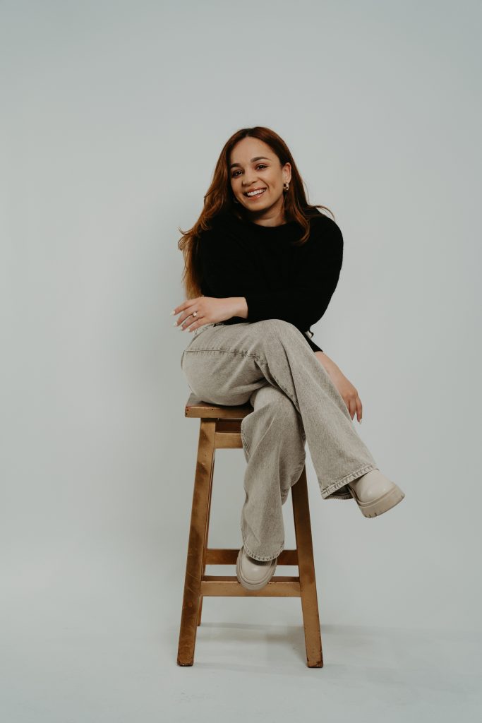 Karen Espinosa muestra vulnerabilidad en «Necesito a Cristo», un regreso simbólico al Jardín 2 Entaconadas