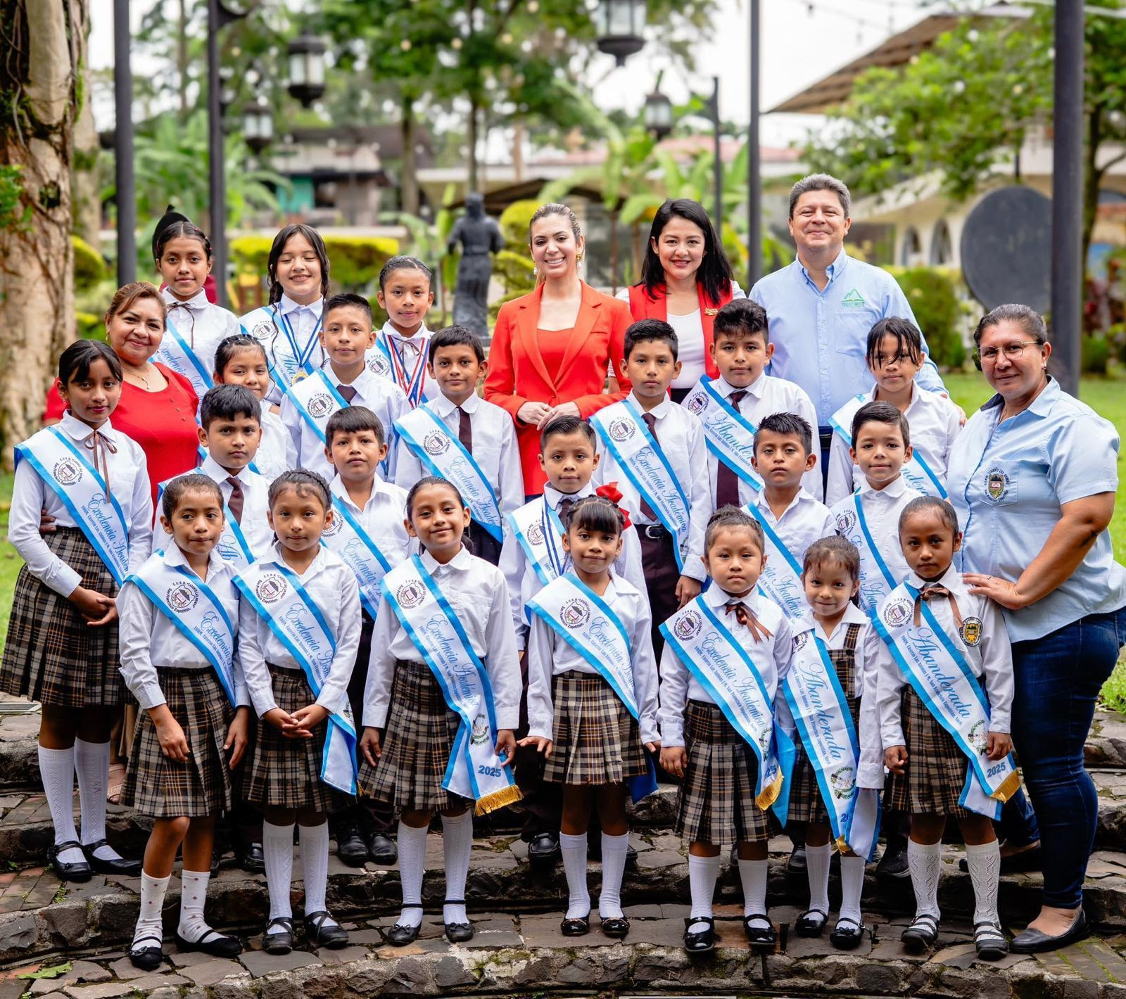 De Virreina a inspiración: Lisbeth Fernández la modelo cristiana que impacta nacion 2 Entaconadas