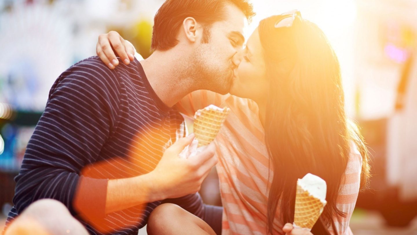 6990451-mood-girl-boy-couple-love-kiss-ice-cream-happiness