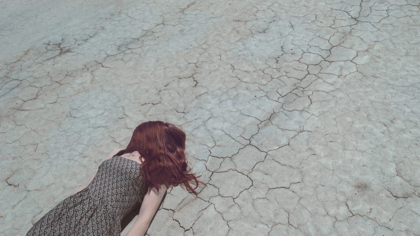 mujer cristiana desierto dios