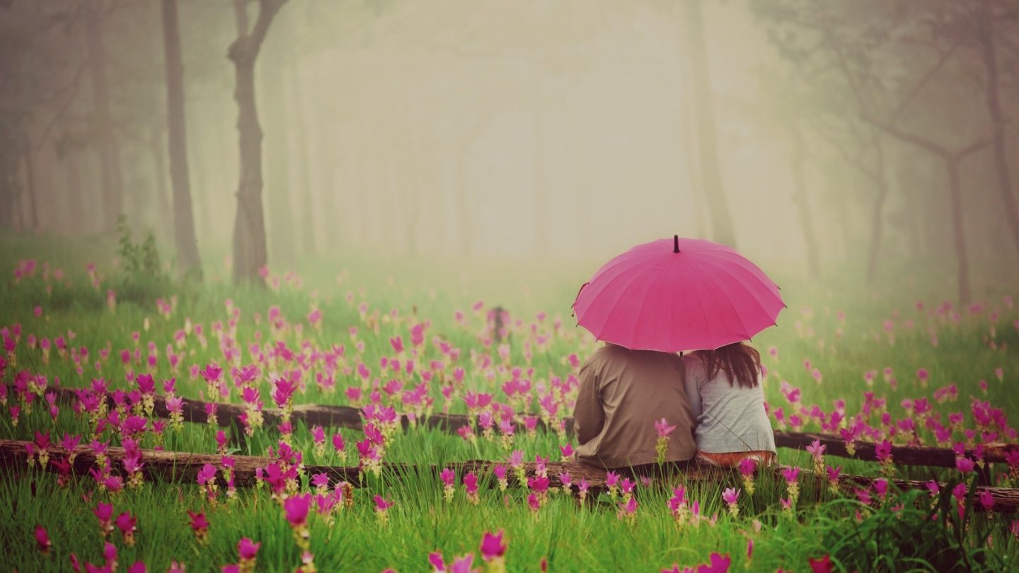 love_couple_with_pink_umbrella