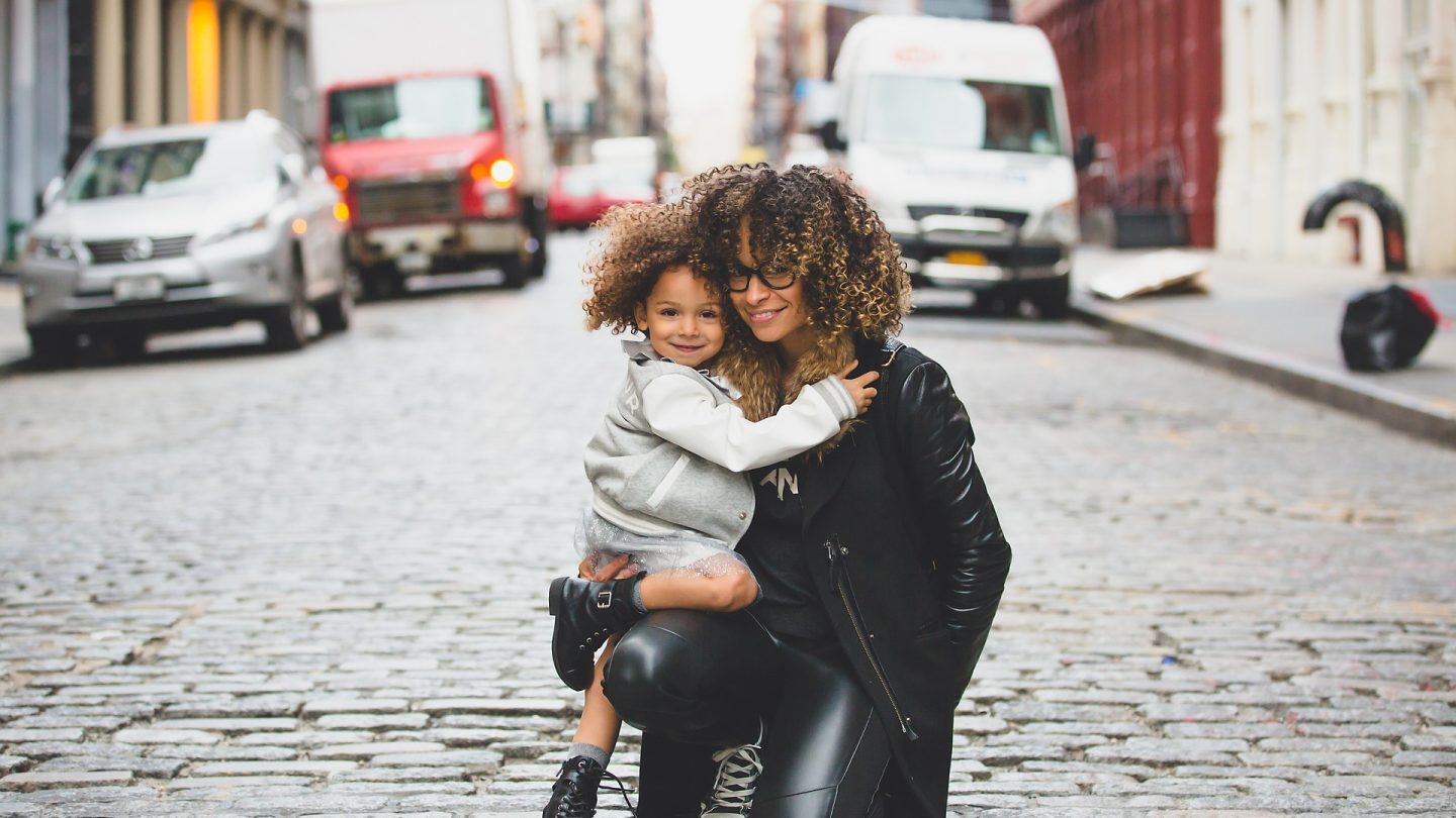 mamá y niña con rizos