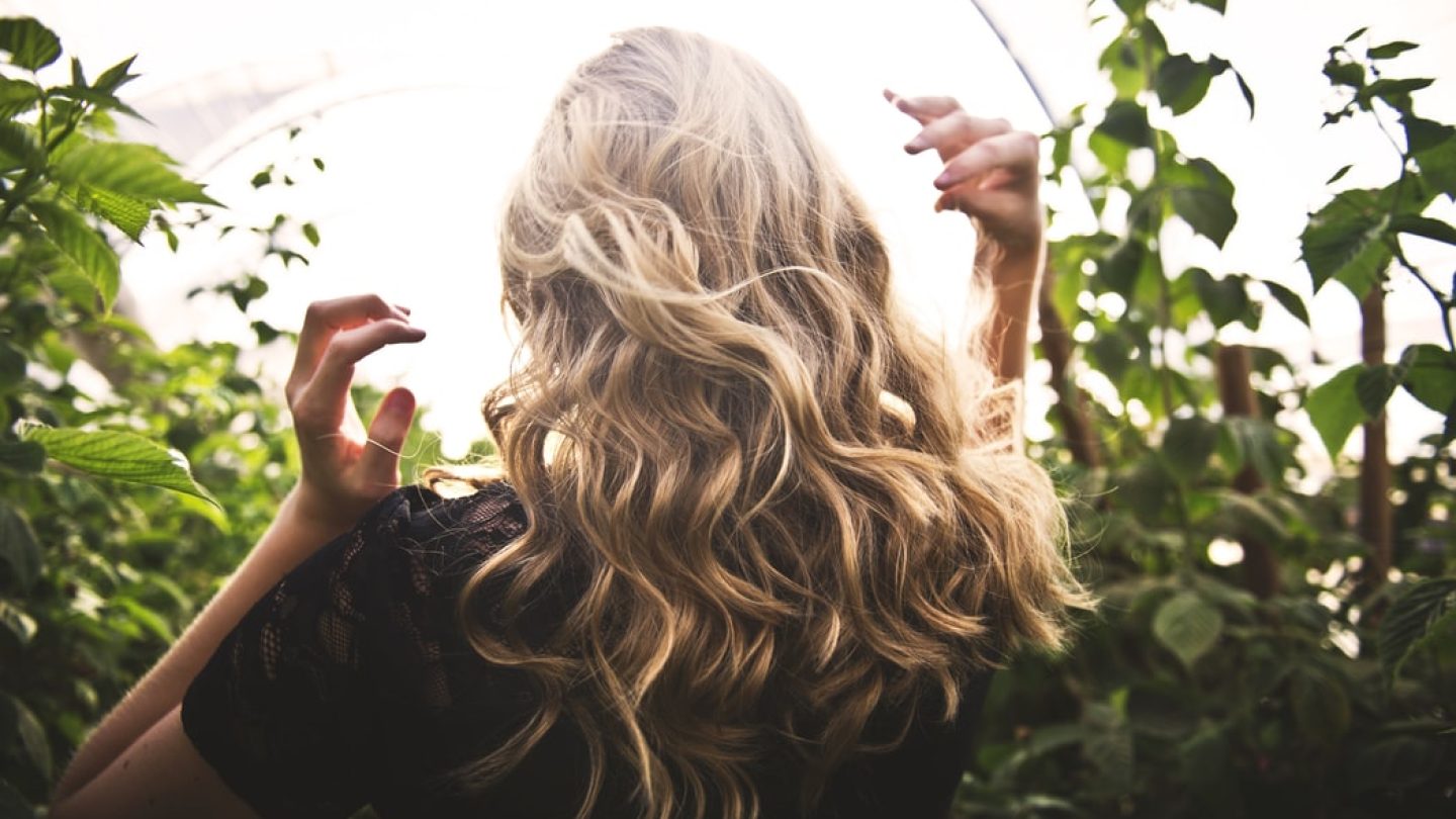 por que sale orzuela en el cabello