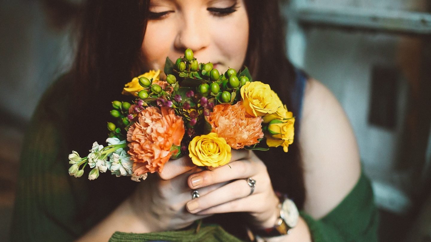 Mujer con flores